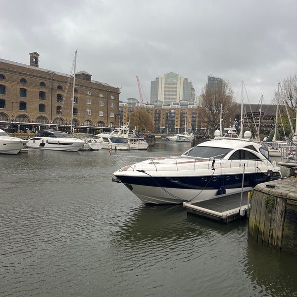 Foto tirada no(a) St Katharine Docks por Vasilis P. em 12/10/2023
