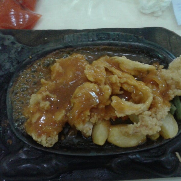 Steak MoenMoen DETOS Depok'ta Şarap Barı