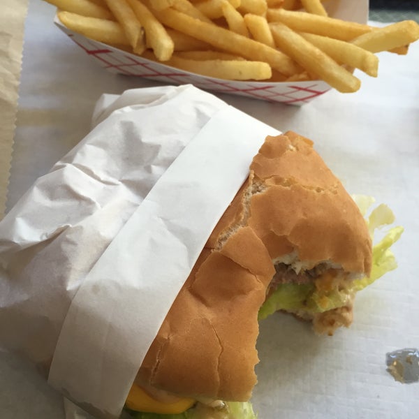 3/16/2015 tarihinde Derek M.ziyaretçi tarafından Joe&#39;s Burgers'de çekilen fotoğraf