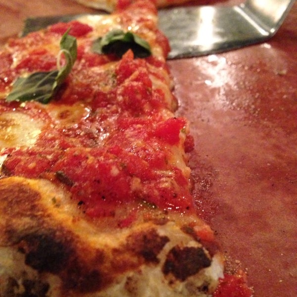 7/5/2013 tarihinde Katherine M.ziyaretçi tarafından Paulie&#39;s Coal Fired Pizza'de çekilen fotoğraf