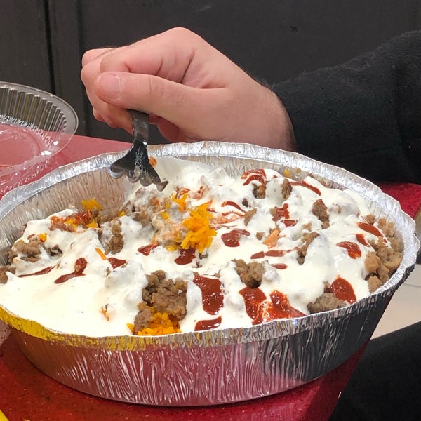 Photo taken at The Halal Guys by Leslie Jane on 2/20/2019