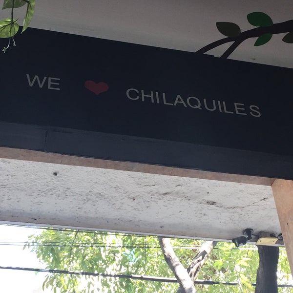 รูปภาพถ่ายที่ Chilaquil del valle โดย Chris E. เมื่อ 10/2/2015