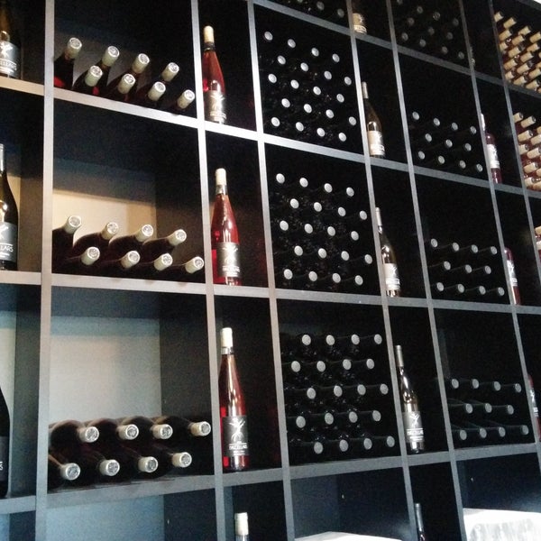 Foto tomada en BK Cellars Urban Winery &amp; Tasting Lounge  por BK Cellars Urban Winery &amp; Tasting Lounge el 1/22/2014