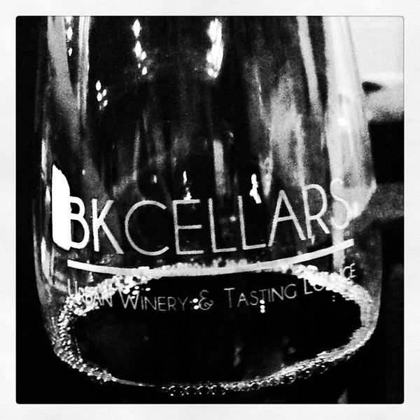 1/22/2014 tarihinde BK Cellars Urban Winery &amp; Tasting Loungeziyaretçi tarafından BK Cellars Urban Winery &amp; Tasting Lounge'de çekilen fotoğraf