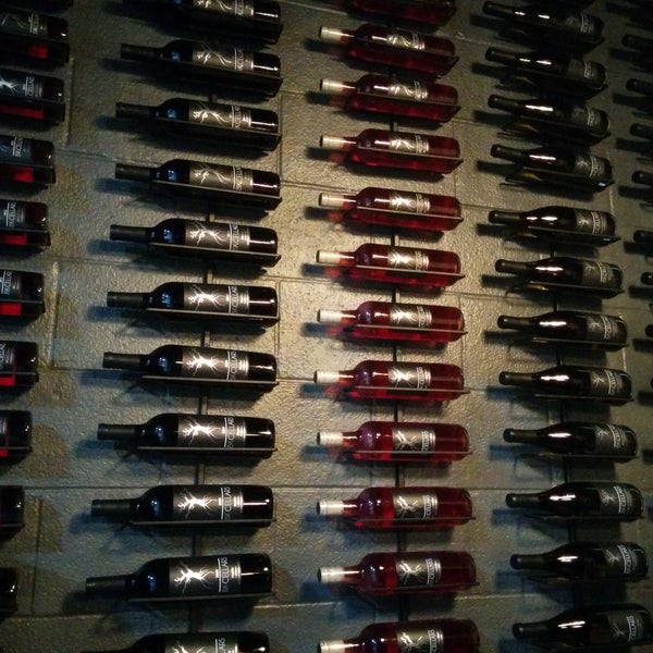 1/22/2014 tarihinde BK Cellars Urban Winery &amp; Tasting Loungeziyaretçi tarafından BK Cellars Urban Winery &amp; Tasting Lounge'de çekilen fotoğraf