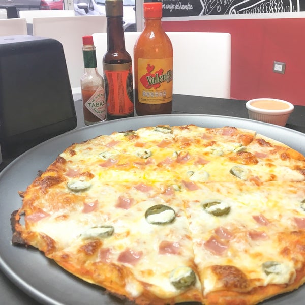 La pizza Suiza está de jamón + jalapeño + queso crema está riquísima!!