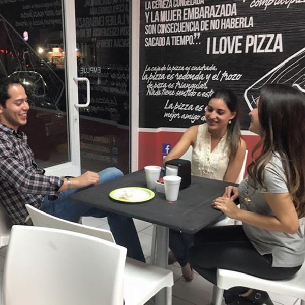 Foto diambil di Las Fabulosas Pizzas oleh Pepe S. pada 4/20/2016