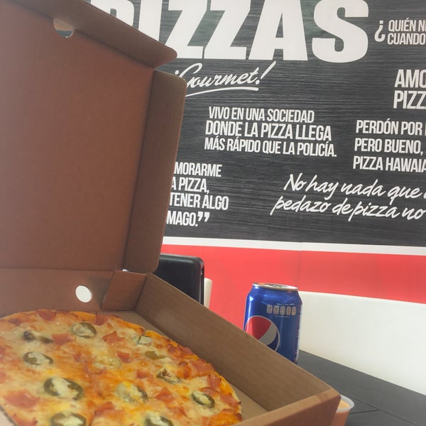Foto diambil di Las Fabulosas Pizzas oleh Pepe S. pada 7/30/2016