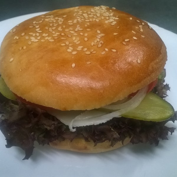 Гамбургер с котлетой из мраморной говядины.