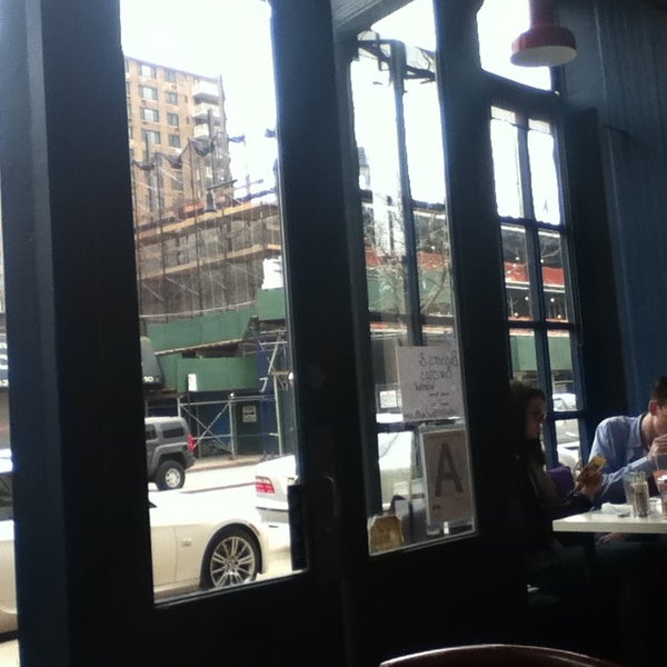 4/17/2014 tarihinde Polish Bar Brooklyn P.ziyaretçi tarafından Pillow Cafe-Lounge'de çekilen fotoğraf