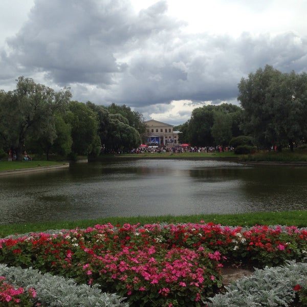 Foto tirada no(a) Yusupov Garden por Margarita 🍇 B. em 8/2/2015