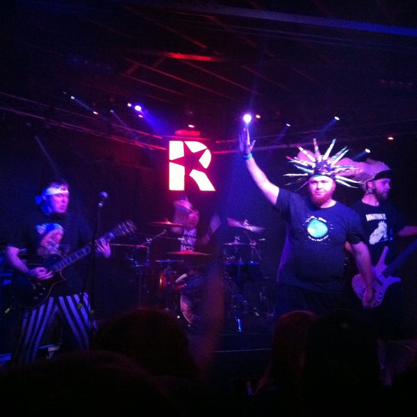 5/10/2013にFischbachsがRevolution Bar &amp; Music Hallで撮った写真