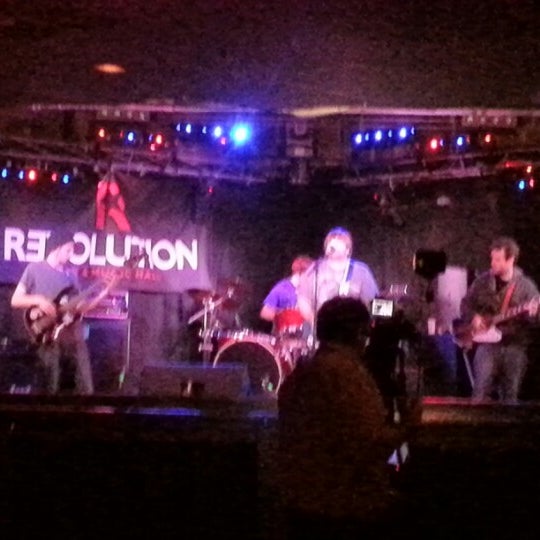 Foto tomada en Revolution Bar &amp; Music Hall  por Fischbachs el 12/14/2012