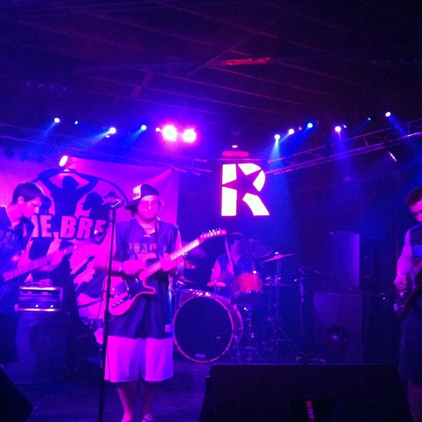 รูปภาพถ่ายที่ Revolution Bar &amp; Music Hall โดย Fischbachs เมื่อ 4/28/2013