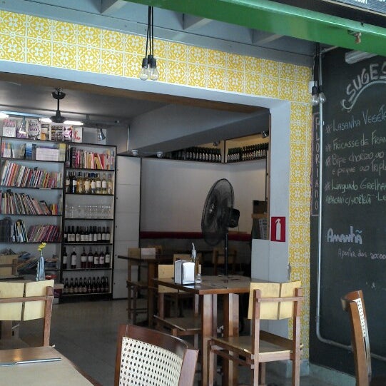 Foto diambil di Floriano | Livraria &amp; Café oleh Ephigenio J. pada 1/30/2014