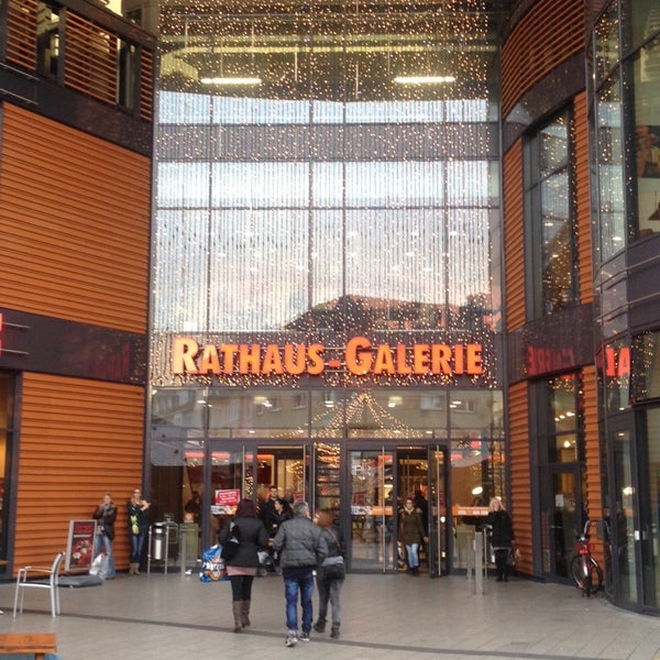 รูปภาพถ่ายที่ Rathaus-Galerie โดย Anna T. เมื่อ 12/23/2013