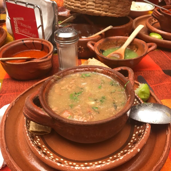 El paquete que tiene birria, carne en su jugo, mini ahogada y tacos está bien para compartir y probar de todo si eres primerizo con la comida tapatía :) (buen sabor de todo en gral)