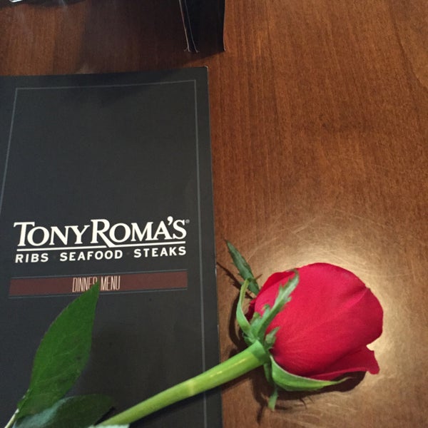รูปภาพถ่ายที่ Tony Roma&#39;s โดย Gabriela G. เมื่อ 2/14/2015