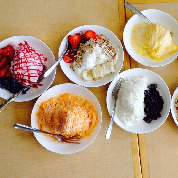 Foto diambil di Sno-Zen Shaved Snow &amp; Dessert Cafe oleh Ellen C. pada 5/15/2014