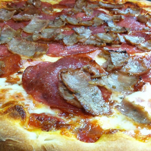 11/1/2014 tarihinde Ridgemont Pizzaziyaretçi tarafından Ridgemont Pizza'de çekilen fotoğraf