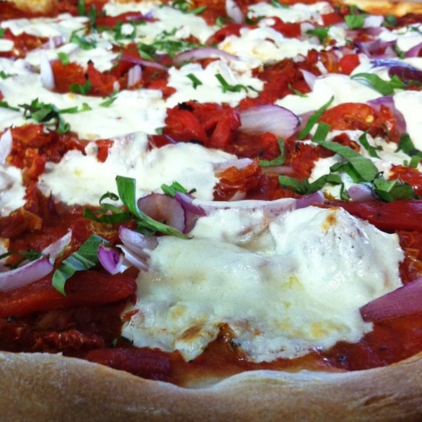 7/15/2014 tarihinde Ridgemont Pizzaziyaretçi tarafından Ridgemont Pizza'de çekilen fotoğraf