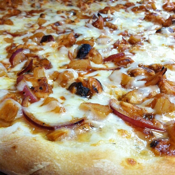 9/25/2014 tarihinde Ridgemont Pizzaziyaretçi tarafından Ridgemont Pizza'de çekilen fotoğraf