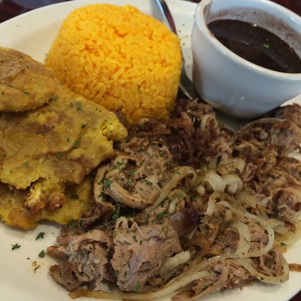 Снимок сделан в Mambos Cuban Café пользователем Michael M. 6/27/2014