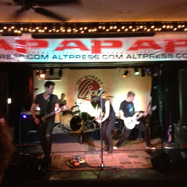 Das Foto wurde bei 10th Street Live Bar &amp; Grill von the Dave am 3/9/2013 aufgenommen