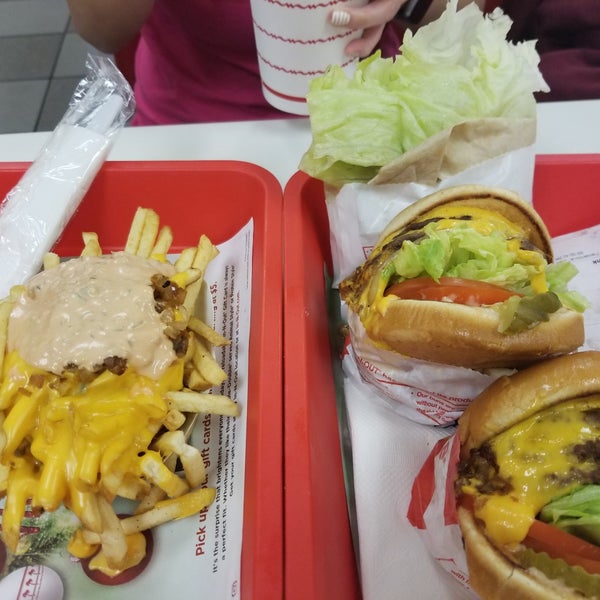 Photo taken at In-N-Out Burger by Edwin L. on 12/13/2018