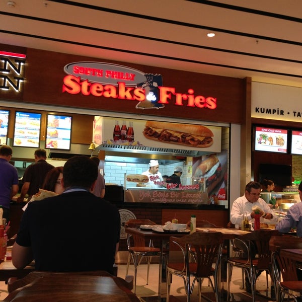 Foto diambil di Steak &amp; Fries South Philly oleh Burak A. pada 8/15/2013