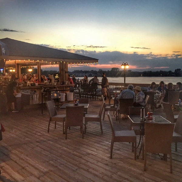 Foto tirada no(a) Docks Bar &amp; Grill por Aleksandra T. em 6/4/2015