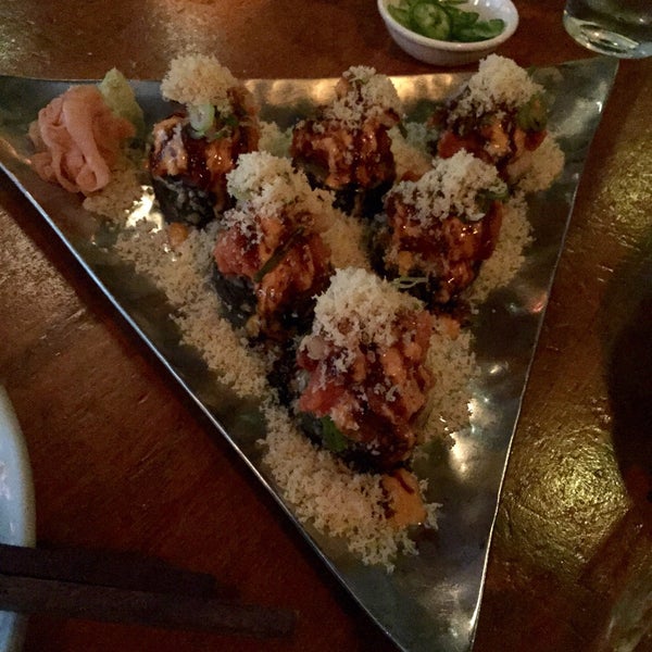 รูปภาพถ่ายที่ Coast Sushi Bar โดย Aleksandra T. เมื่อ 9/22/2015