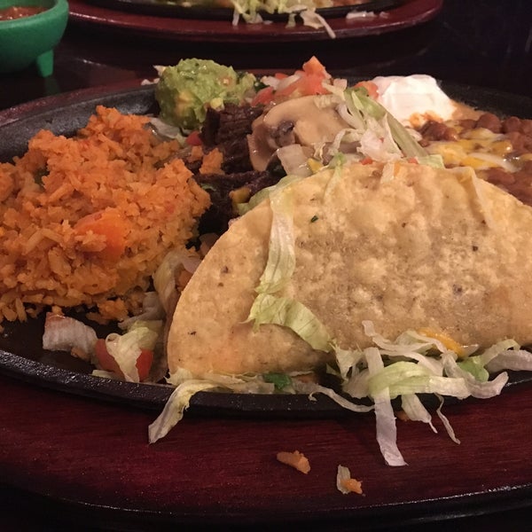 รูปภาพถ่ายที่ K-Macho&#39;s Mexican Grill and Cantina โดย Teresa H. เมื่อ 10/2/2017