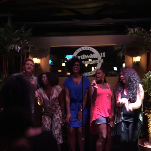 9/22/2015 tarihinde Sarah R.ziyaretçi tarafından Boardwalk 11 Karaoke Bar'de çekilen fotoğraf