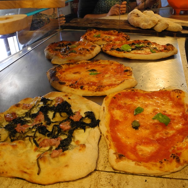 รูปภาพถ่ายที่ Pizza &amp; Co. โดย Pizza &amp; Co. เมื่อ 7/24/2013