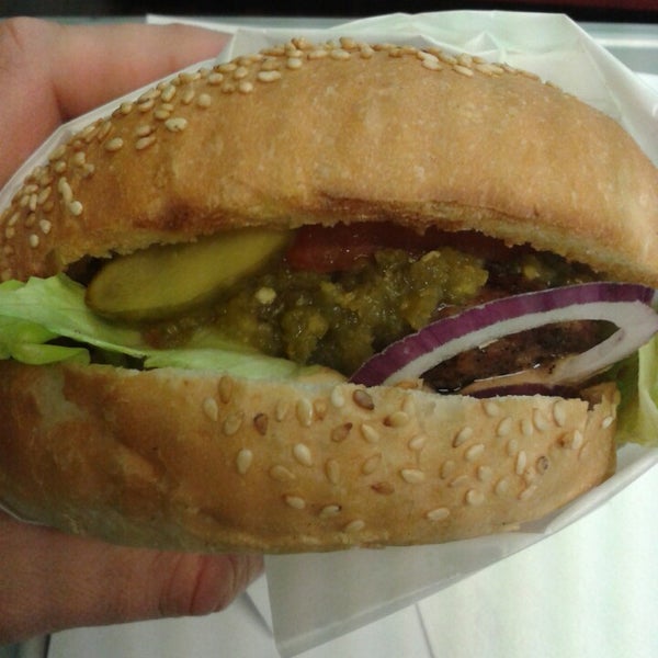 Foto tirada no(a) Burger Factory por Pawel S. em 11/7/2013