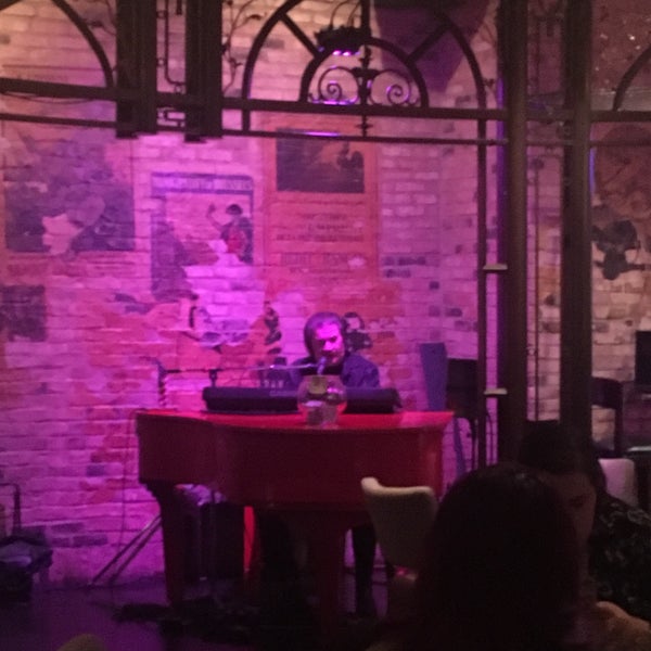 Photo taken at Roxy&#39;s Bar &amp; Lounge by Kalyn ☀️ on 6/26/2016