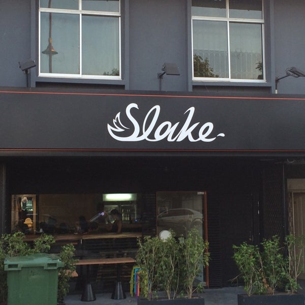 6/21/2014 tarihinde Larry E.ziyaretçi tarafından Slake Bar + Kitchen'de çekilen fotoğraf