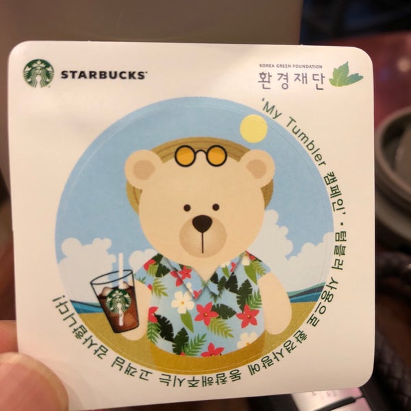 Das Foto wurde bei Starbucks von Ryan Y. am 8/10/2019 aufgenommen