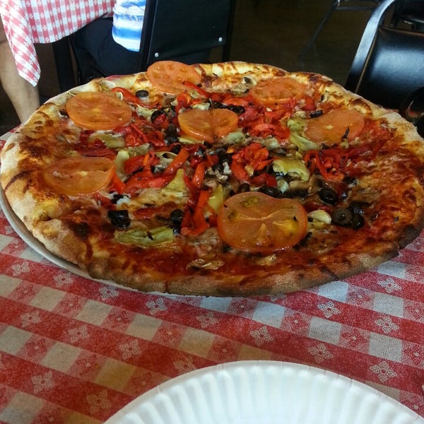 8/4/2013 tarihinde ImportHater♎🔭🎱🎺🍻🐾🌅🏁 ☣.ziyaretçi tarafından Giovanni&#39;s Old World New York Pizzeria'de çekilen fotoğraf