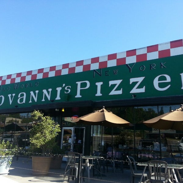Das Foto wurde bei Giovanni&#39;s Old World New York Pizzeria von ImportHater♎🔭🎱🎺🍻🐾🌅🏁 ☣. am 8/3/2013 aufgenommen