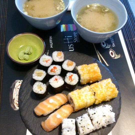 Das Foto wurde bei Sushi Store Express von Francisco G. am 7/29/2013 aufgenommen
