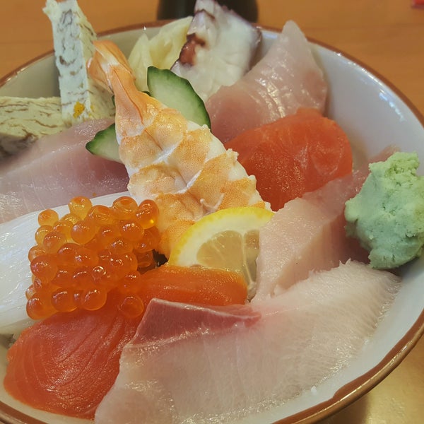 Foto tirada no(a) Sushi Itoga por Amy W. em 8/6/2016