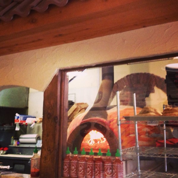 7/20/2014 tarihinde Brittany R.ziyaretçi tarafından The Pizza Joint Wood Fire Pies'de çekilen fotoğraf
