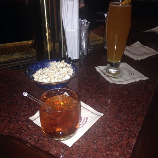 Foto diambil di Randolph&#39;s Bar &amp; Lounge oleh Nicole R. pada 4/18/2014