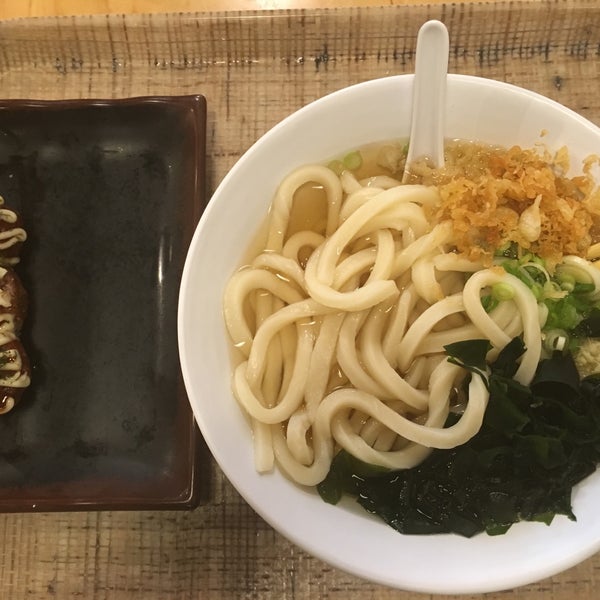 Photo taken at U:DON Fresh Japanese Noodle Station by Damaris R. on 9/6/2016