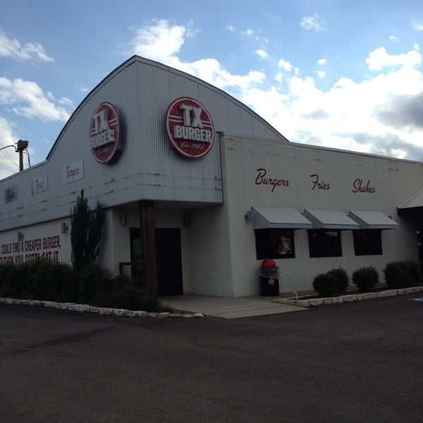 10/11/2013에 Julie D.님이 TX Burger - Madisonville에서 찍은 사진