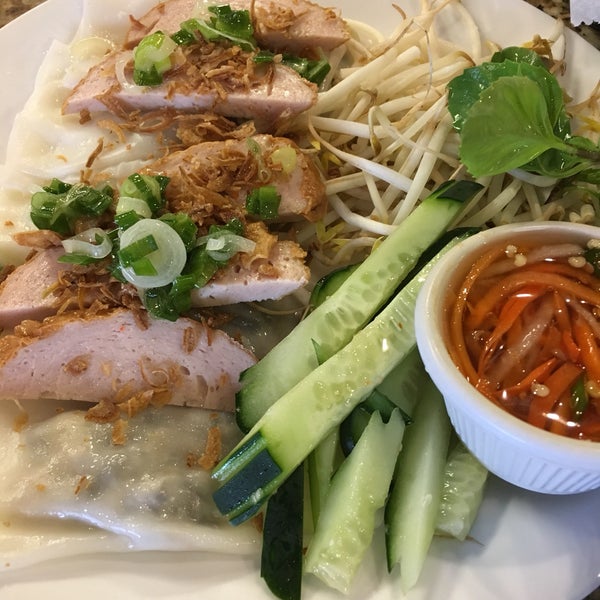 Foto tomada en Ánh Hồng Restaurant  por Erica C. el 9/9/2017