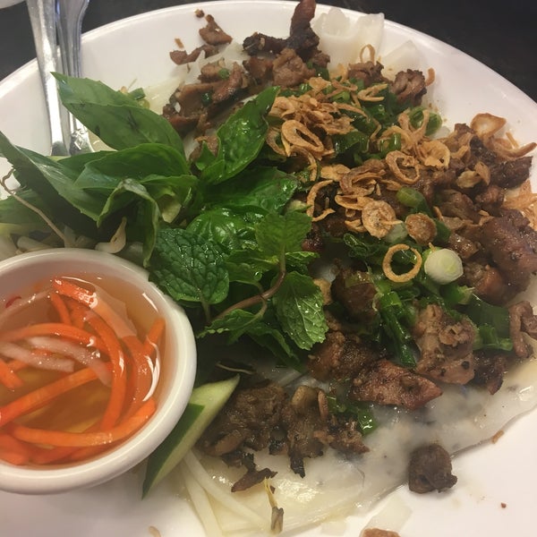 2/25/2018 tarihinde Erica C.ziyaretçi tarafından Ánh Hồng Restaurant'de çekilen fotoğraf