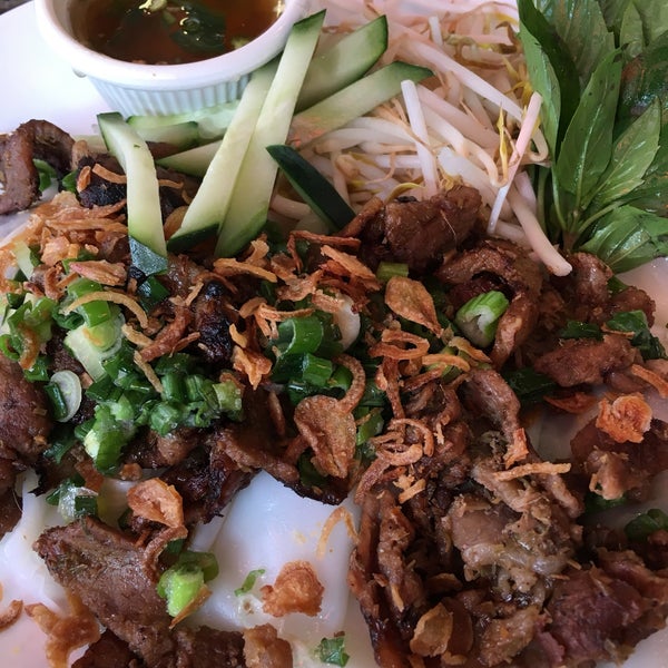Photo taken at Ánh Hồng Restaurant by Erica C. on 11/19/2017